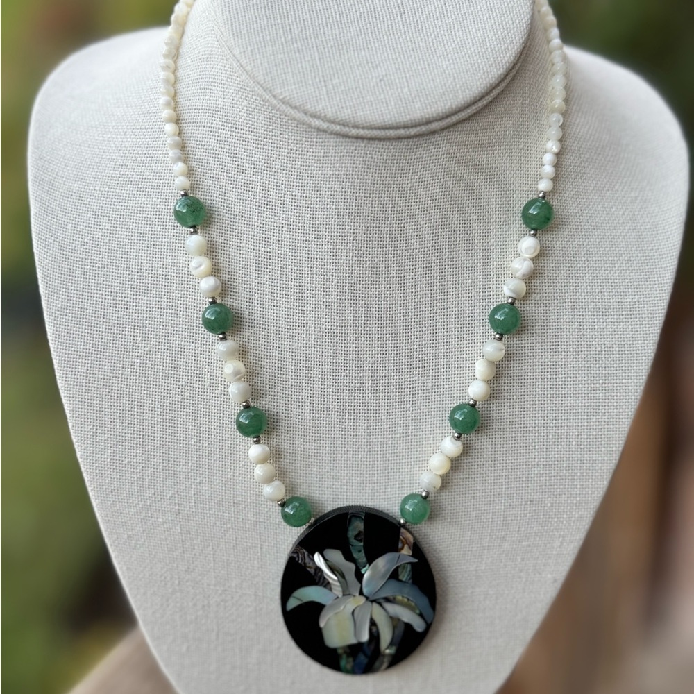 Vintage Mother of Pearl Abalone Inlay Floral Pendant Necklace Jade Beads - Picture 2 of 6